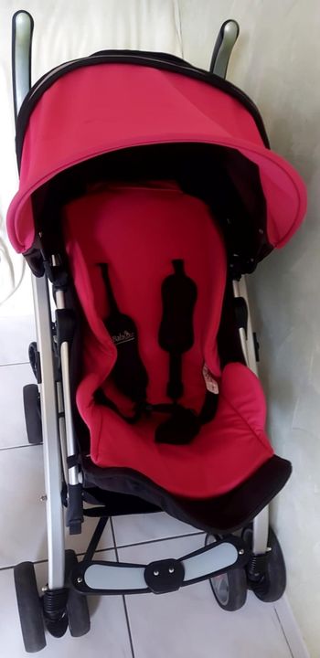Poussette de couleur noire et framboise avec son ombrelle