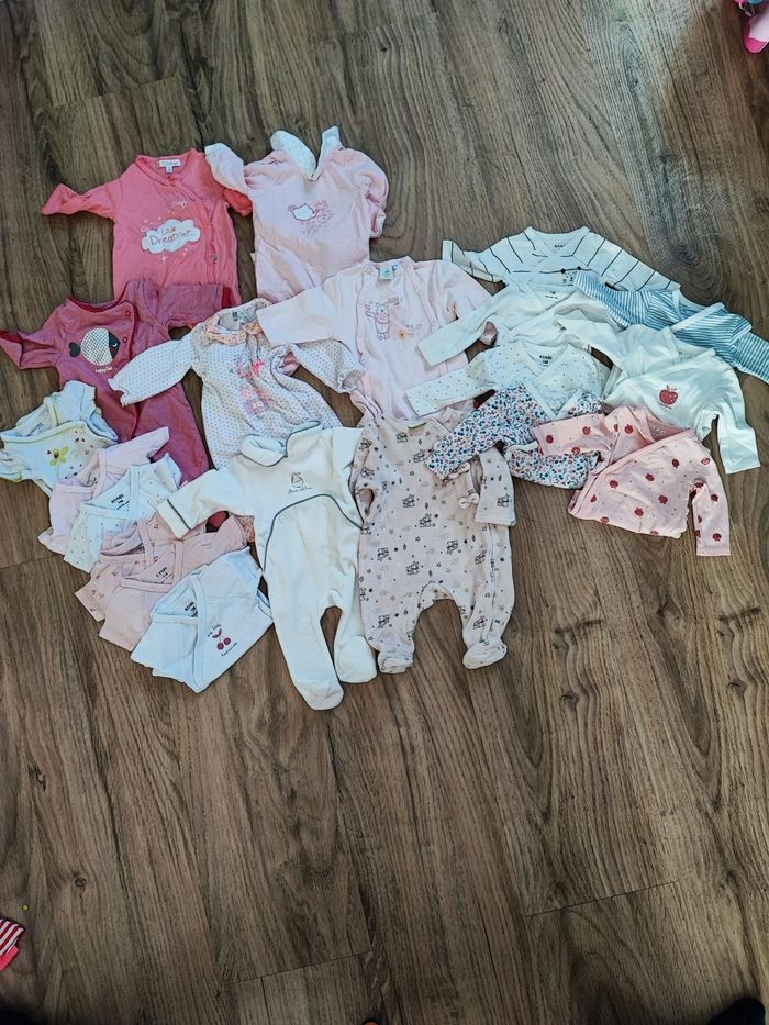 Lot bodys et pyjamas