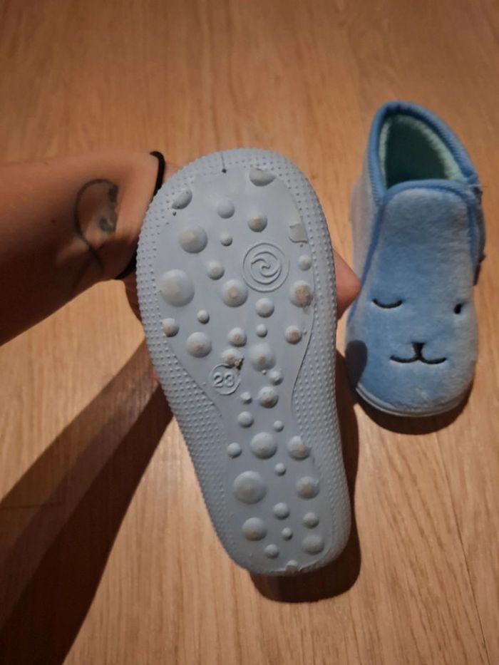 Pantoufle bleu fille ou garçon taille 23 pratiquement pas portée lapin bleu - photo numéro 2