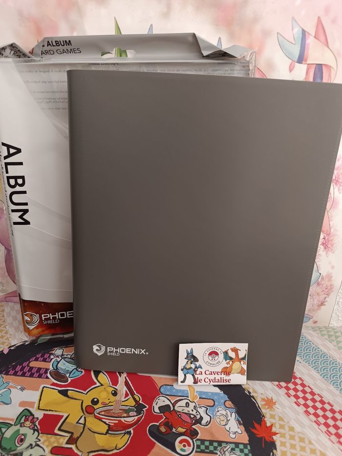 PHOENIX SHIELD - Album gris fermeture élastique - 396 places - NEUF