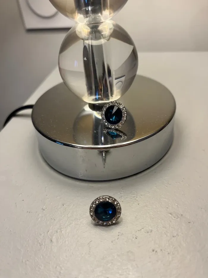 Boucles d’oreilles bleues diamants