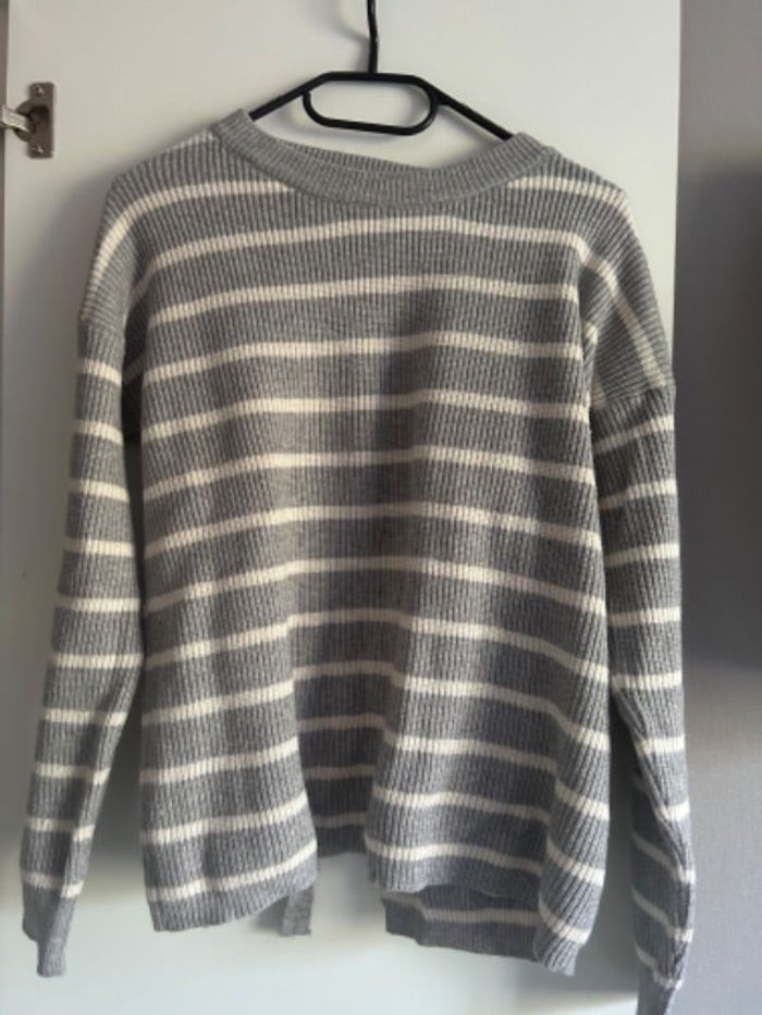 Pull rayé gris