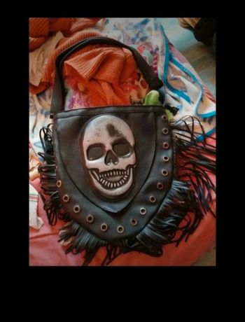 Grand sac à franges tête de mort en relief