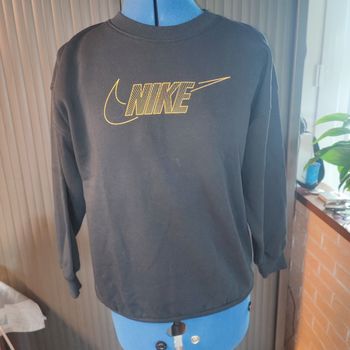 Sweat 10ans Nike noir et or neuf (erreur de taille) jamais porté juste lavé