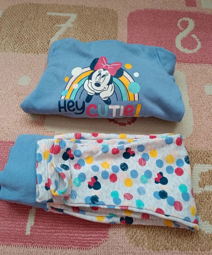 Ensemble de jogging fille
Marque Disney baby
Taille 86/92cm