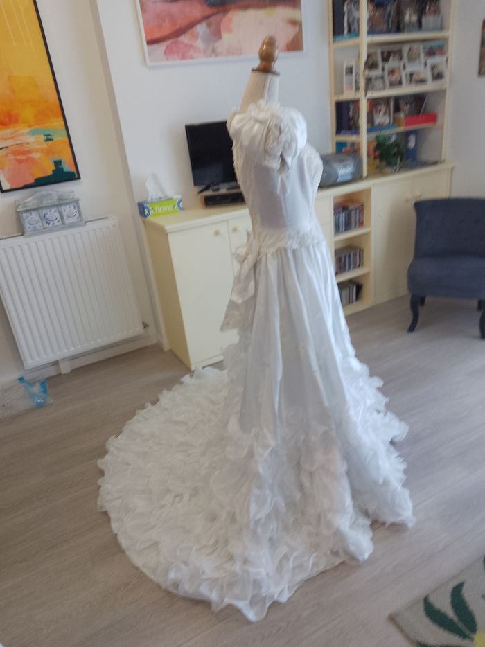 Robe de mariée blanche avec traîne '' Sarah'' - photo numéro 3
