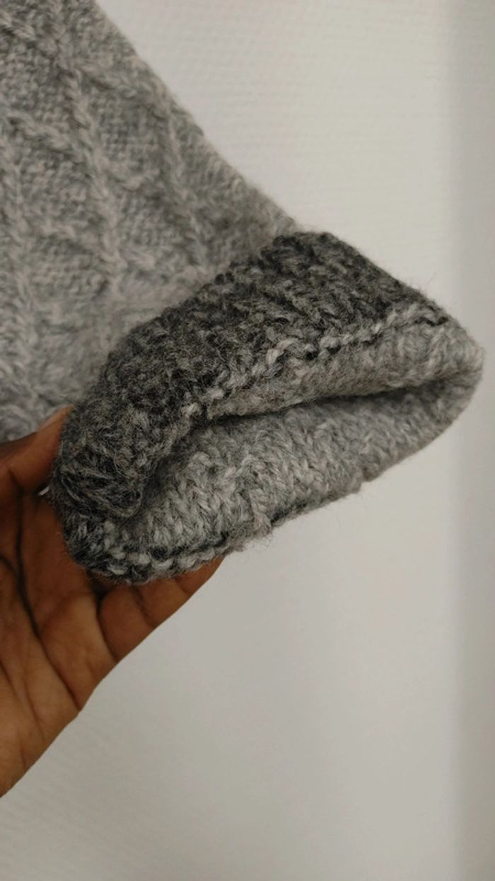 Gros pull hiver en laine torsadée tricoté main bicolore gris foncé et gris clair col rond - photo numéro 6