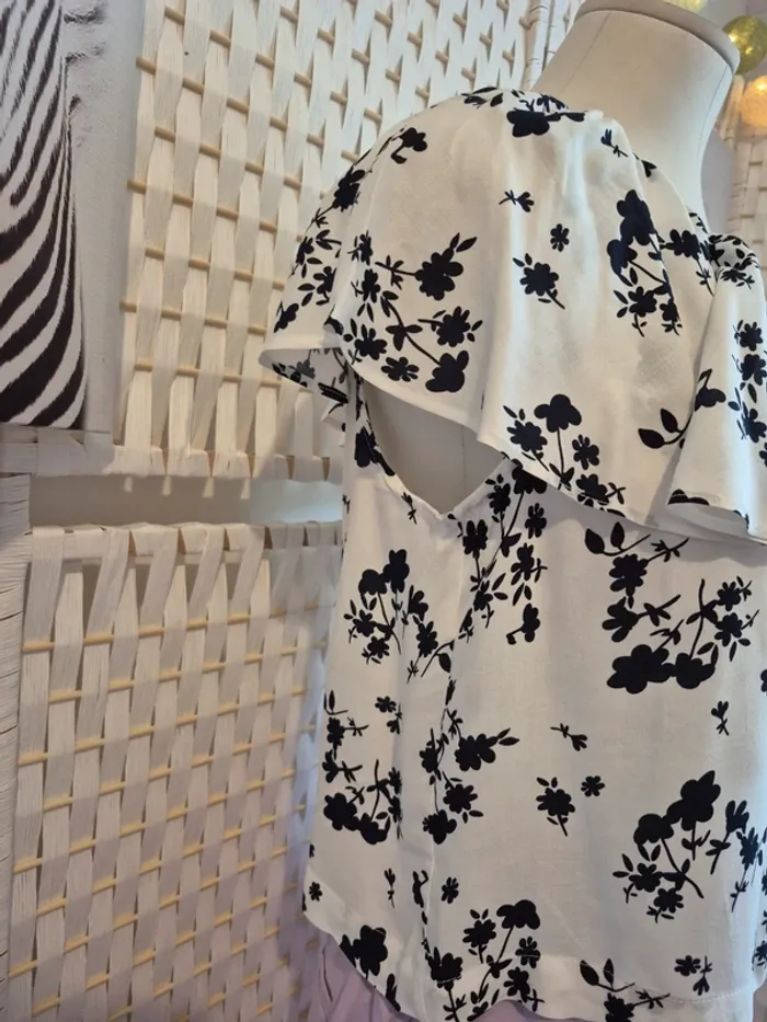 💕Joli Top blanc à fleurs asymétrique avec volant sur une épaule - femme TS / 36 Benetton 💕 - photo numéro 6