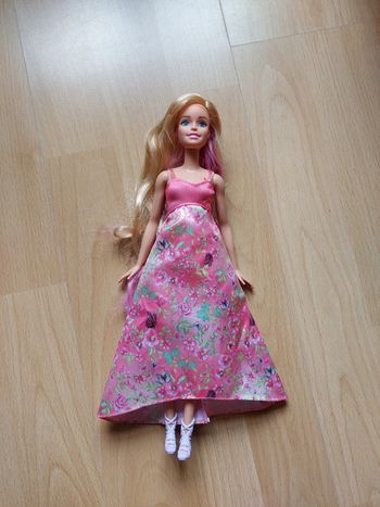 Barbie avec tête pivotante pour changer la couleur de ses cheveux