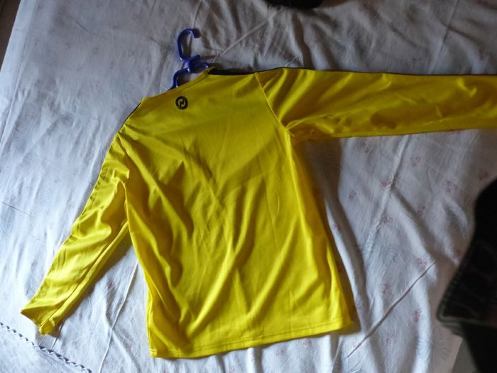 2 tee shirts manches longues  handball