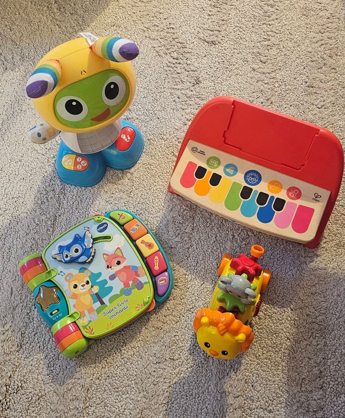 Lot de jouets Vtech , Hape et autres