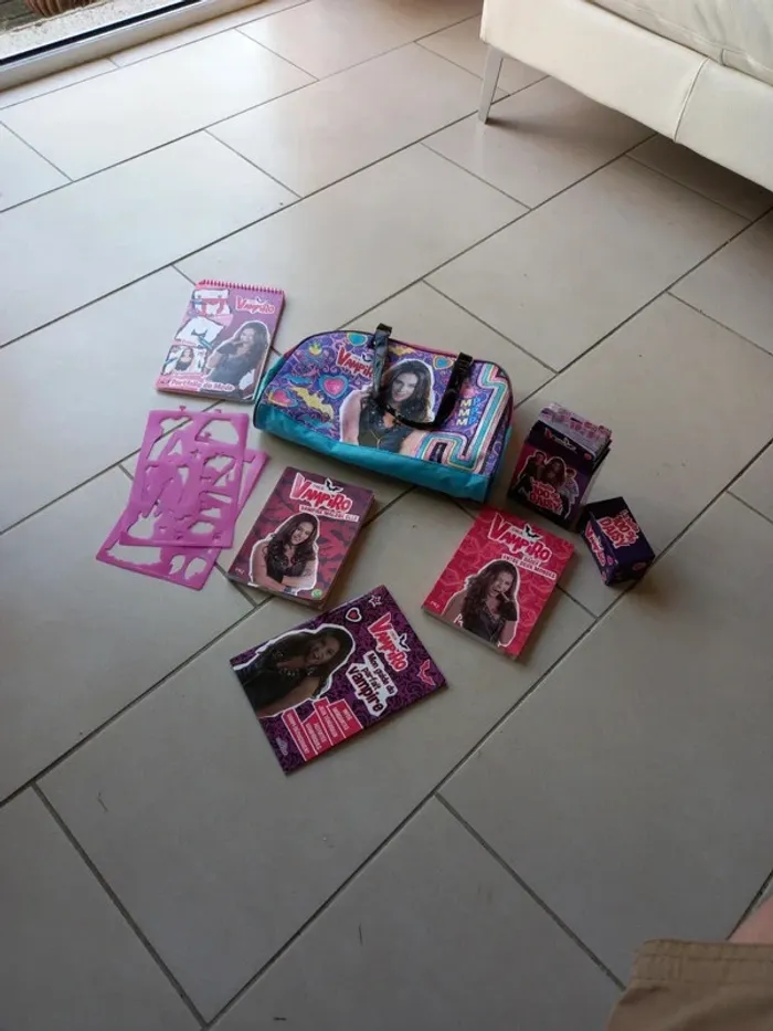 Lot articles Chicca Vampiro : Sac + livre+ bracelet + jeu - photo numéro 2
