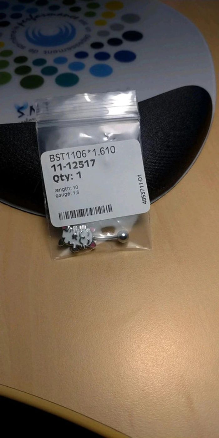 Piercing nombril chat