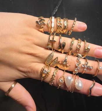 A38 lot de 22 bagues fantaisie doré or tendance diverses taille.neuves