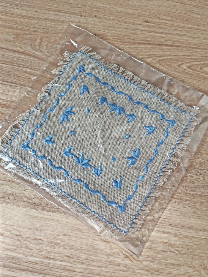 Napperon gris carré brodé en bleu avec franges - photo numéro 3