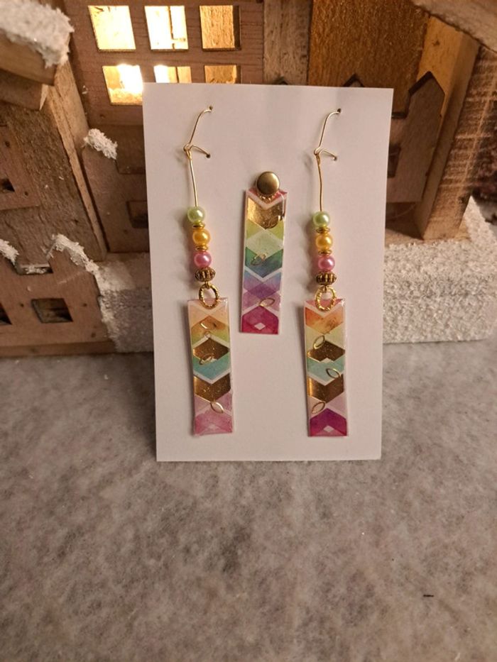Boucles d'oreilles pendante avec pendentif assortie en résine multicolore - photo numéro 6