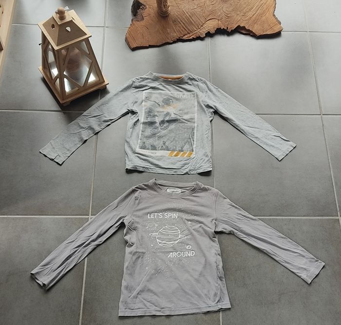 Lot 2 Tshirts planète et skate  kiabi 8 ans - photo numéro 2