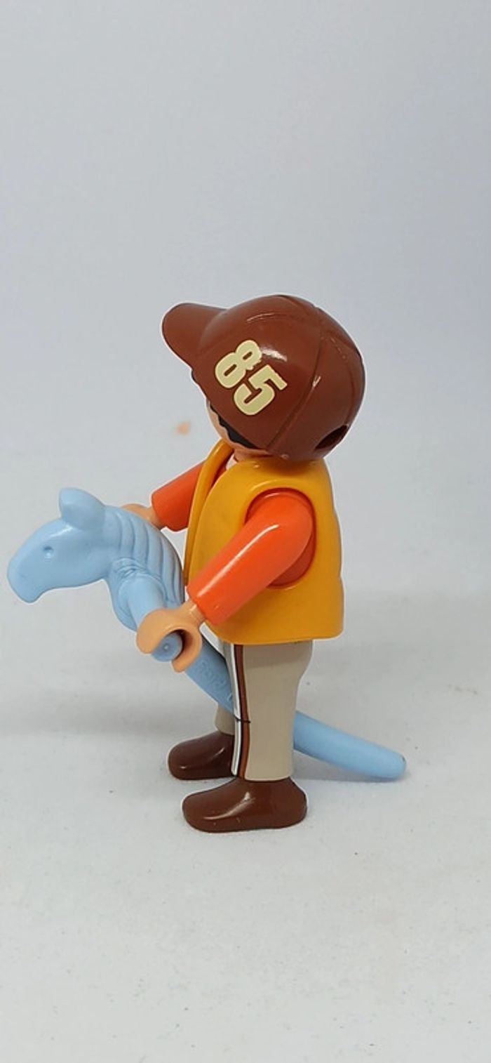 Enfant sur jouet cheval à bâton playmobil - photo numéro 3