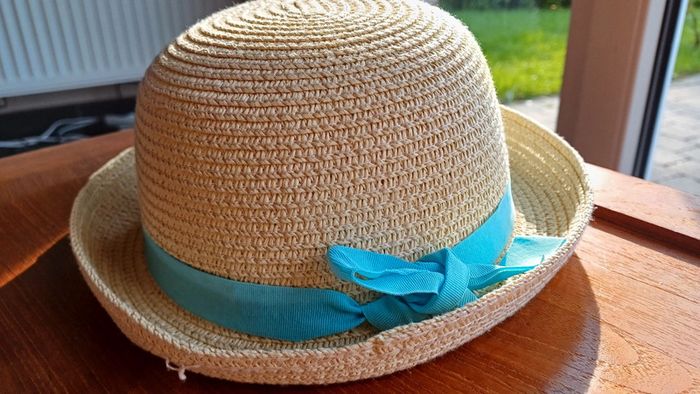 Chapeau fille 52 cm. Osier et noeud bleu
En excellent état.