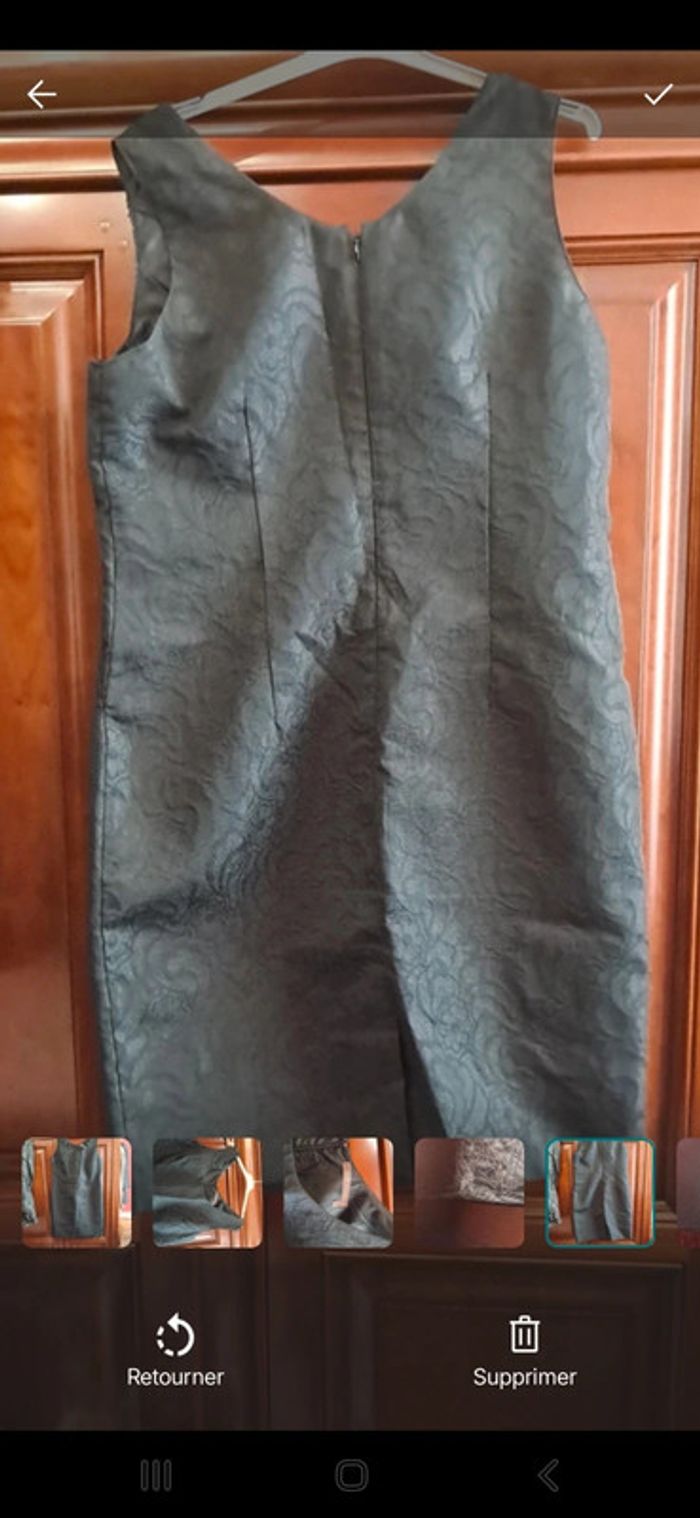 Robe noire avec motifs relief TBE Taille 40 - photo numéro 9