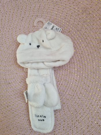 Bonnet écharpe gant neuf avec etiquette 12 mois