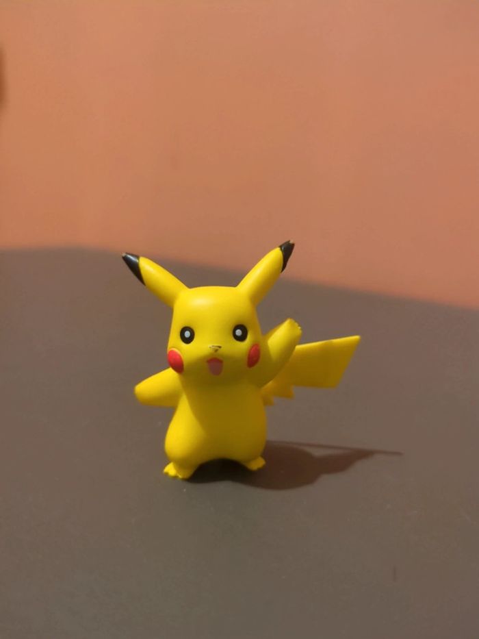 figurine pokemon pikachu tomy