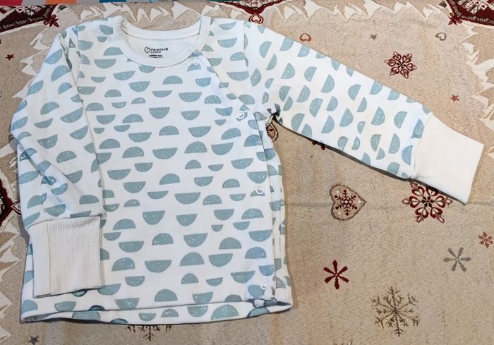 Pyjama 💤 deux pièces😴 en coton et 1 paire👶 de chaussons ✨brodés - photo numéro 2