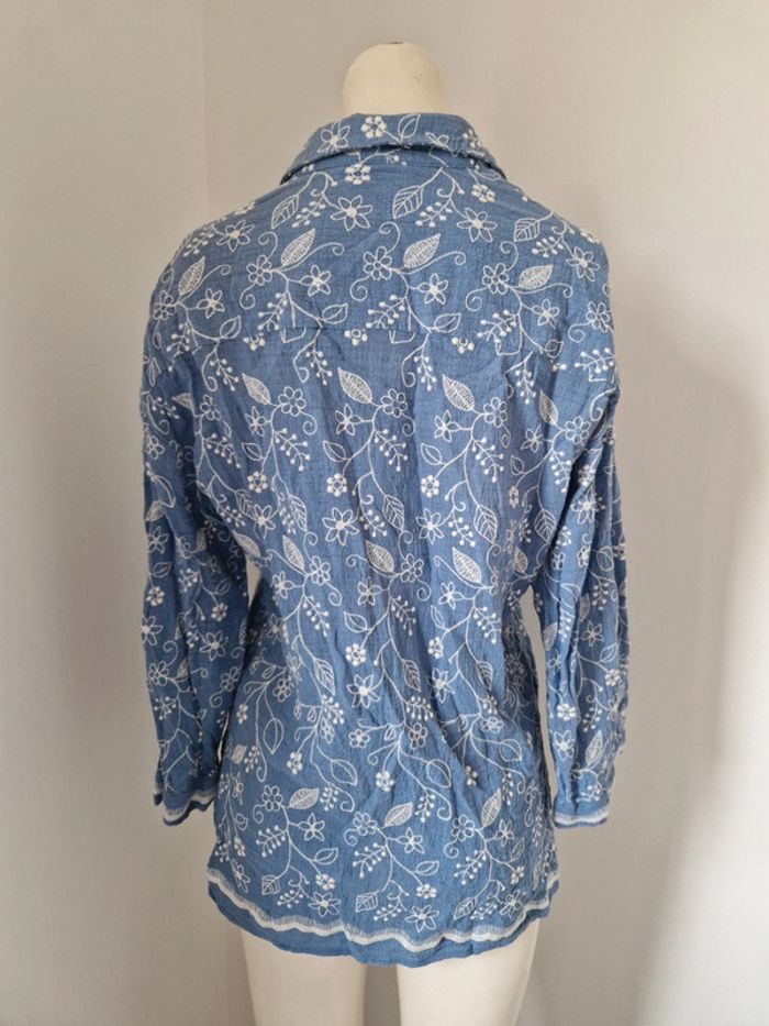 Chemise bleue à broderies fleurs feuilles beige poche devant - photo numéro 2
