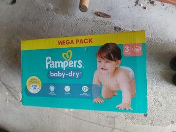 Couche pampers baby-dry taille 3 (112 couches)