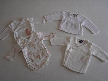 Lot T. 00 (46 cm) : 2 bodies ML Noukie's + 1 brassière écru Kiabi + 1 brassière blanche Grain de blé