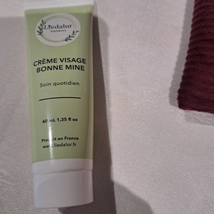 Pochette + 2 produits de soins neuf - photo numéro 2