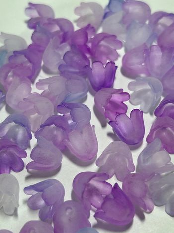 B16, 50 perles clochettes lilas/bleu 11mm