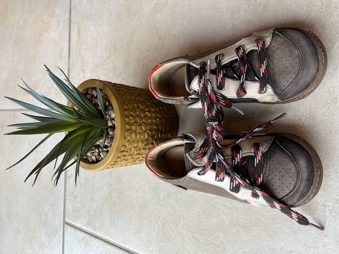 Chaussures garçon taille 25 - photo numéro 1