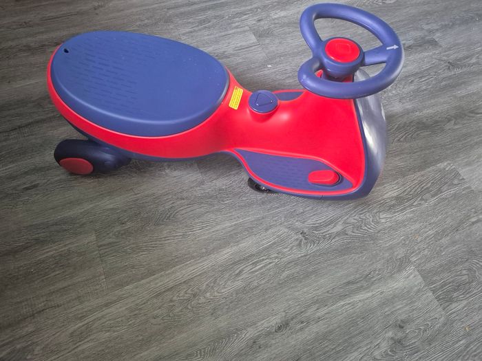 Voitures électriques Bluetooth comme neuf - photo numéro 3