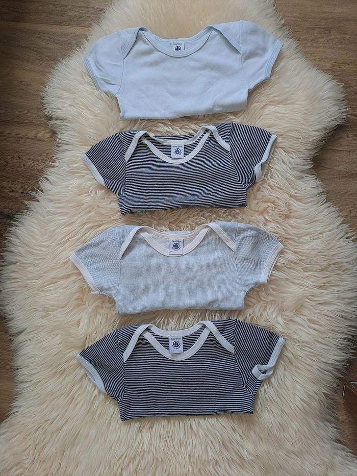 Lot de 4 bodies manches courtes Petit Bateau taille 4 ans