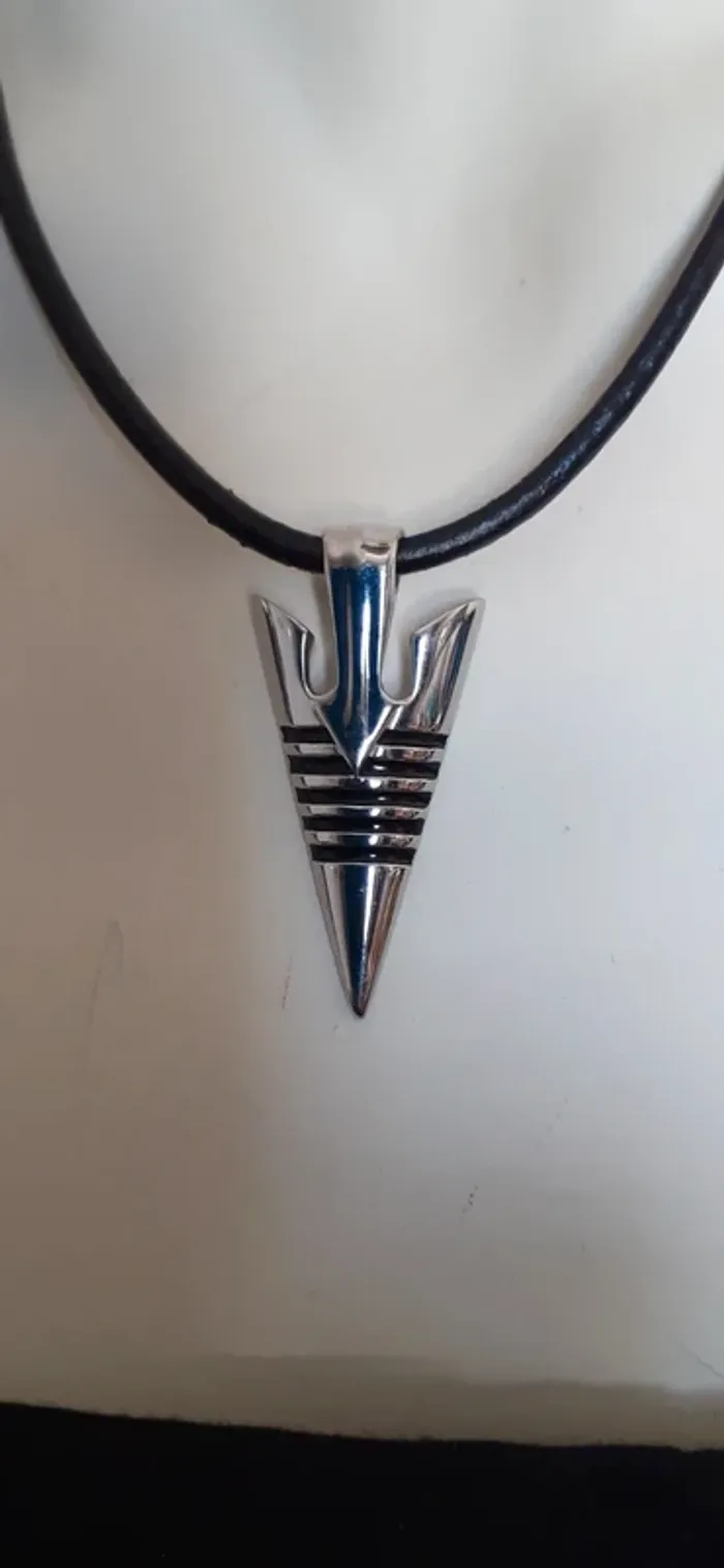 Joli collier avec pendentif tribal. - photo numéro 3