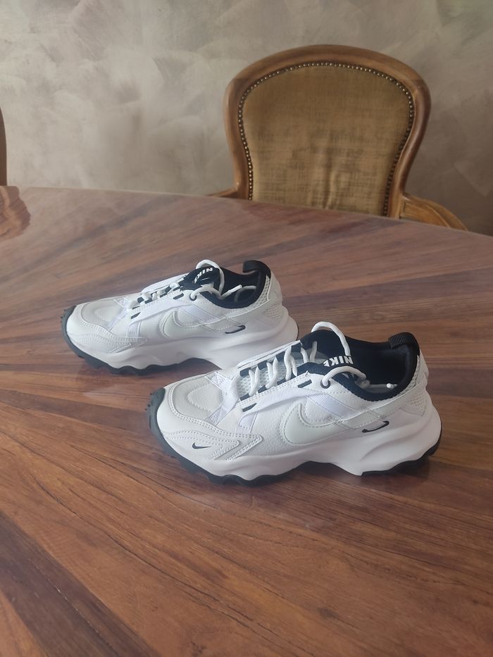 Baskets Nike TC 7900