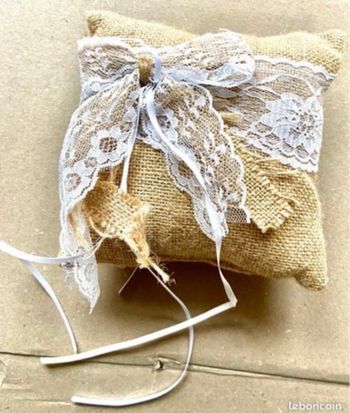 Coussin pour alliance de mariage en jute et dentelle