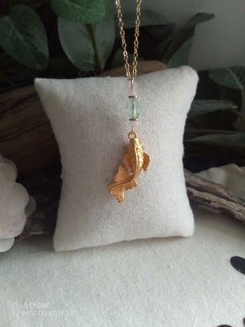 Collier poisson carpe koï dorée et pierres naturelles semi précieuses