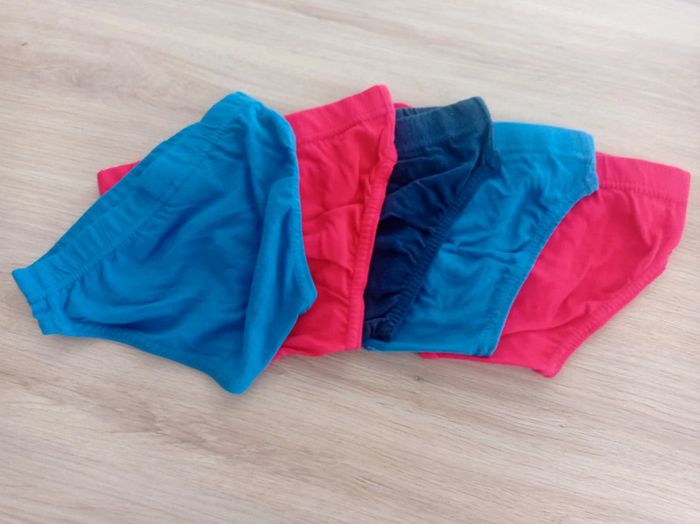 Lot de 5 slips 4/5 ans neuves jamais portées