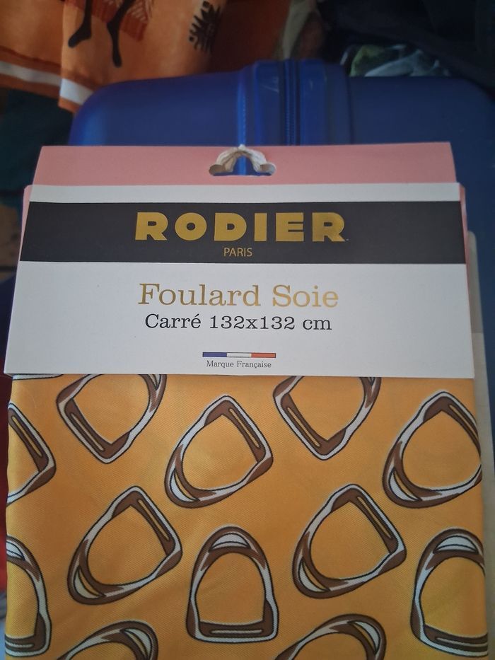 Foulard neuf soie - photo numéro 2