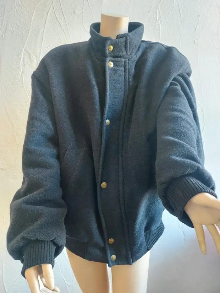 Veste vintage grise avec boutons dorés