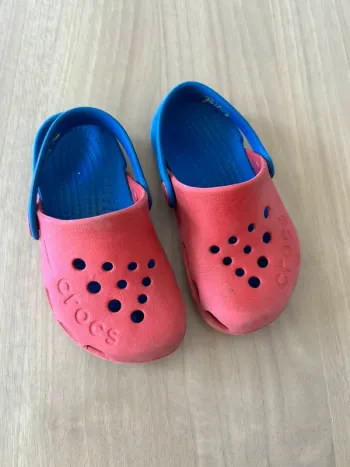 Crocs rouge et bleu pointure C8