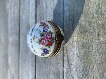 Boîte souvenir ancienne “Ma première mèche de cheveux” – Porcelaine fleurie