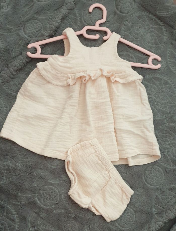 Robe avec sa culotte 1 mois neuve