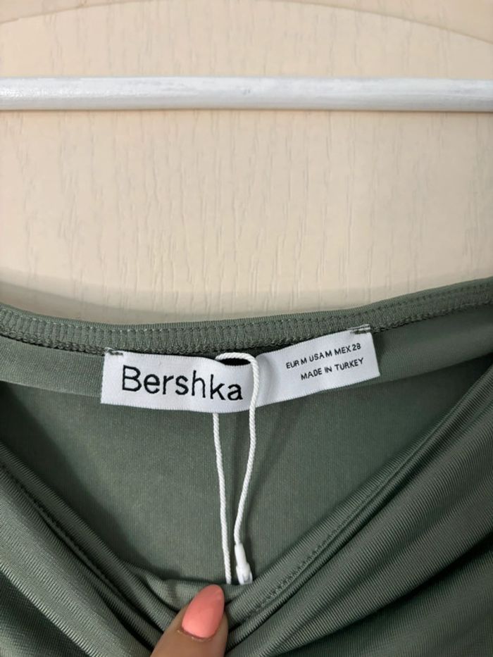 Robe kaki moulante à épaules dénudées - photo numéro 3