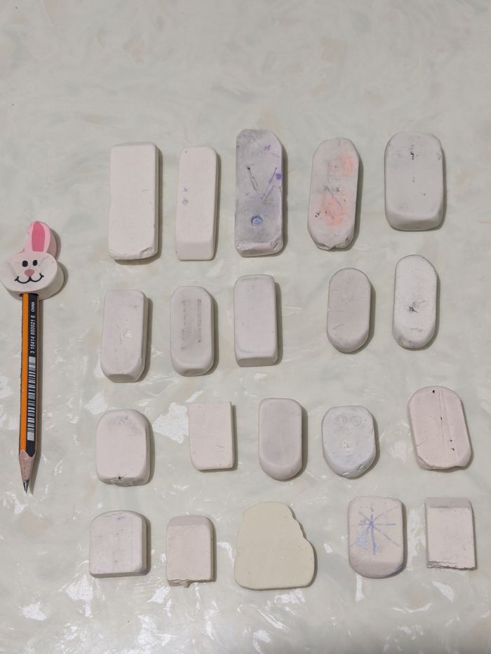 Lot de 21 gommes déjà utilisées.