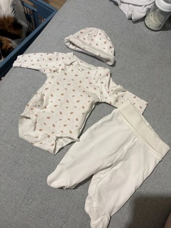 Ensemble naissance 1 mois neuf jamais porté Kiabi