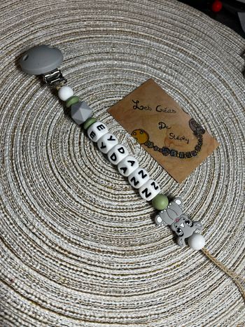 Attache tétine rhinocéros