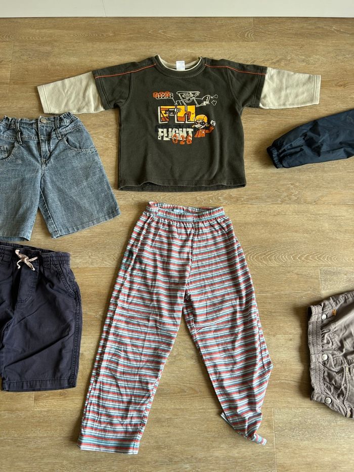 Lot vêtements garçon 6 ans – veste coupe-vent, t-shirt manches longues, shorts et pantalons - photo numéro 3